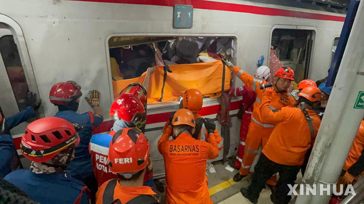 [베카시( 인도네시아)= 신화/뉴시스]인도네시아 베카시에서 4월 27일 저녁 장거리 열차와 통근열차가 충돌해 최소 4명이 죽고 수십 명이 다쳤다. 구조팀이 현장에서 열차 창문을 통해 승객들을 구조하고 있다. 2026. 04. 28. 