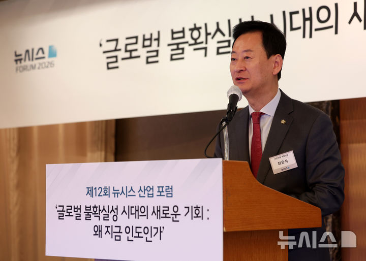 [서울=뉴시스] 이영환 기자 = 최은석 국민의힘 의원이 28일 오전 서울 중구 롯데호텔에서 열린 제12회 뉴시스 산업 포럼 '글로벌 불확실성 시대의 새로운 기회 : 왜 지금 인도인가'에서 축사를 하고 있다. 2026.04.28. 20hwan@newsis.com