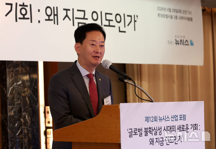 [서울=뉴시스] 이영환 기자 = 최은석 국민의힘 의원이 28일 오전 서울 중구 롯데호텔에서 열린 제12회 뉴시스 산업 포럼 '글로벌 불확실성 시대의 새로운 기회 : 왜 지금 인도인가'에서 축사를 하고 있다. 2026.04.28. 20hwan@newsis.com