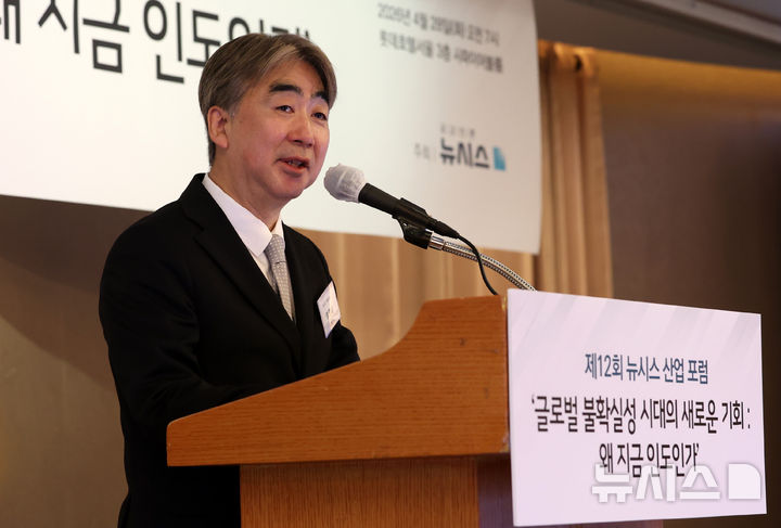 [서울=뉴시스] 이영환 기자 = 염영남 뉴시스 대표이사 사장이 28일 오전 서울 중구 롯데호텔에서 열린 제12회 뉴시스 산업 포럼 '글로벌 불확실성 시대의 새로운 기회 : 왜 지금 인도인가'에서 인사말을 하고 있다. 2026.04.28. 20hwan@newsis.com