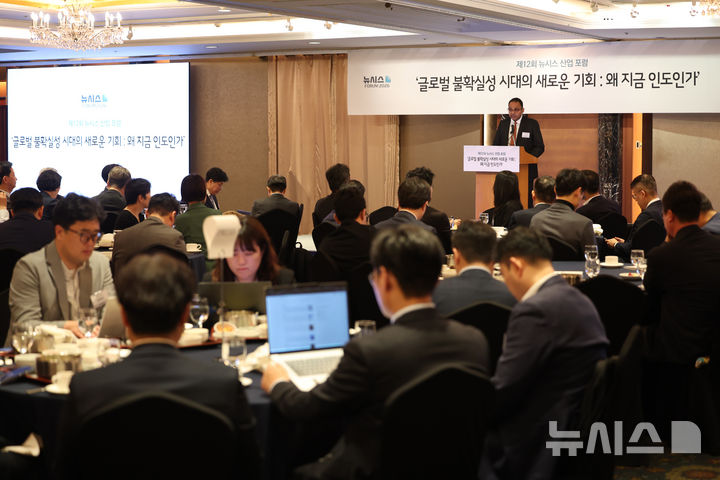 [서울=뉴시스] 이영환 기자 = 니시 칸트 싱 주한인도대사관 대사대리가 28일 오전 서울 중구 롯데호텔에서 열린 제12회 뉴시스 산업 포럼 '글로벌 불확실성 시대의 새로운 기회 : 왜 지금 인도인가'에서 축사를 하고 있다. 2026.04.28. 20hwan@newsis.com