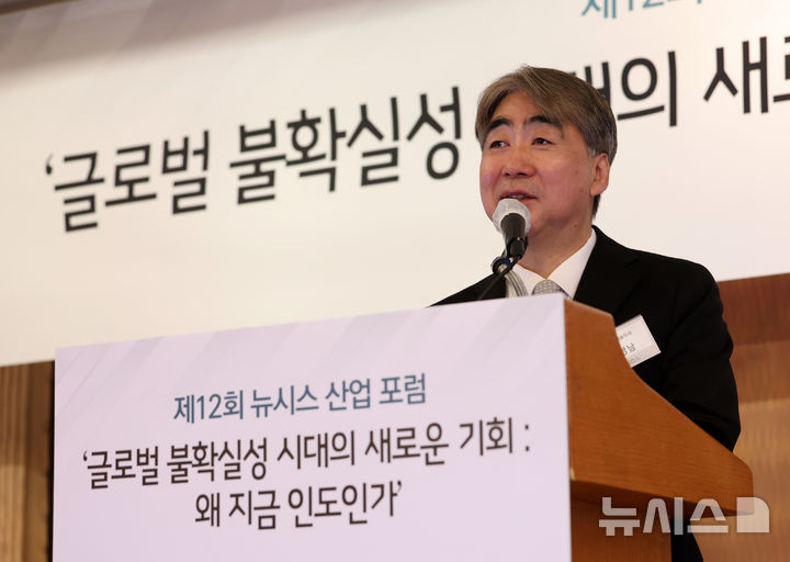 [서울=뉴시스] 이영환 기자 = 염영남 뉴시스 대표이사 사장이 28일 오전 서울 중구 롯데호텔에서 열린 제12회 뉴시스 산업 포럼 '글로벌 불확실성 시대의 새로운 기회 : 왜 지금 인도인가'에서 인사말을 하고 있다. 2026.04.28. 20hwan@newsis.com