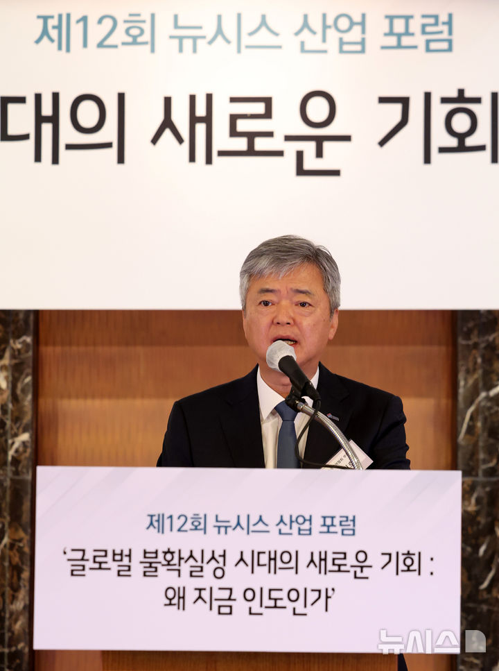 [서울=뉴시스] 이영환 기자 = 이인호 한국무역협회 부회장이 28일 오전 서울 중구 롯데호텔에서 열린 제12회 뉴시스 산업 포럼 '글로벌 불확실성 시대의 새로운 기회 : 왜 지금 인도인가'에서 축사를 하고 있다. 2026.04.28. 20hwan@newsis.com