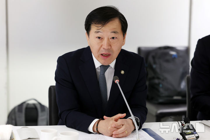 [서울=뉴시스] 조성우 기자 = 이형훈 보건복지부 제2차관이 지난 4월28일 오전 서울 중구 컨퍼런스하우스 달개비에서 열린 중동전쟁 대응 제5차 보건의약단체 회의에서 발언하고 있다. 2026.04.28. xconfind@newsis.com