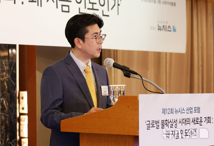 [서울=뉴시스] 이영환 기자 = 김규진 삼일 PwC인디아 Korea Business Desk 총괄이 28일 오전 서울 중구 롯데호텔에서 열린 제12회 뉴시스 산업 포럼 '글로벌 불확실성 시대의 새로운 기회 : 왜 지금 인도인가'에서 강연을 하고 있다. 2026.04.28. 20hwan@newsis.com