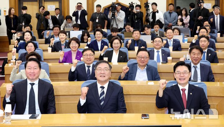 [서울=뉴시스] 조성봉 기자 = 최태원(앞줄 왼쪽부터) 대한상공회의소 회장, 김태년 한중의원연맹 회장, 김성원 국민의힘 의원 등이 28일 오전 서울 여의도 국회 의원회관 소회의실에서 열린 미·중 AI 기술 패권 경쟁 속 대한민국 성장전략 세미나에서 기념촬영을 하고 있다. 2026.04.28. suncho21@newsis.com