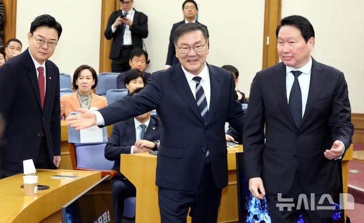 [서울=뉴시스] 조성봉 기자 = 김태년 한중의원연맹 회장이 28일 오전 서울 여의도 국회 의원회관 소회의실에서 열린 미·중 AI 기술 패권 경쟁 속 대한민국 성장전략 세미나에서 강연을 맡은 최태원 대한상공회의소 회장에게 자리를 권하고 있다. 2026.04.28. suncho21@newsis.com