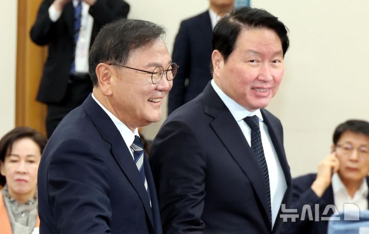 [서울=뉴시스] 조성봉 기자 = 김태년 한중의원연맹 회장과 최태원 대한상공회의소 회장이 28일 오전 서울 여의도 국회 의원회관 소회의실에서 열린 미·중 AI 기술 패권 경쟁 속 대한민국 성장전략 세미나에 참석하고 있다. 2026.04.28. suncho21@newsis.com