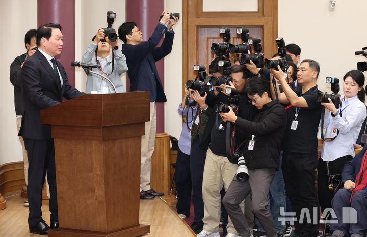 [서울=뉴시스] 조성봉 기자 = 최태원 대한상공회의소 회장이 28일 오전 서울 여의도 국회 의원회관 소회의실에서 열린 미·중 AI 기술 패권 경쟁 속 대한민국 성장전략 세미나에서 강연을 하고 있다. 2026.04.28. suncho21@newsis.com