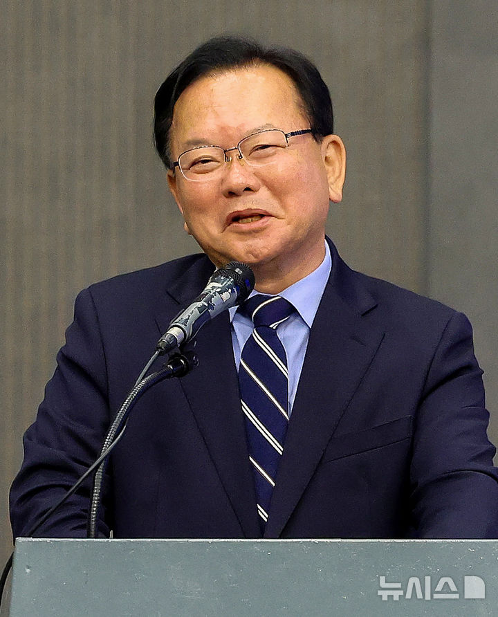 [대구=뉴시스] 이무열 기자 = 김부겸 더불어민주당 대구시장 예비후보가 28일 오전 대구 수성구 그랜드호텔에서 열린 외국인 관광객 대구 유치를 위한 제안 토론회에서 발언하고 있다. 2026.04.28. lmy@newsis.com