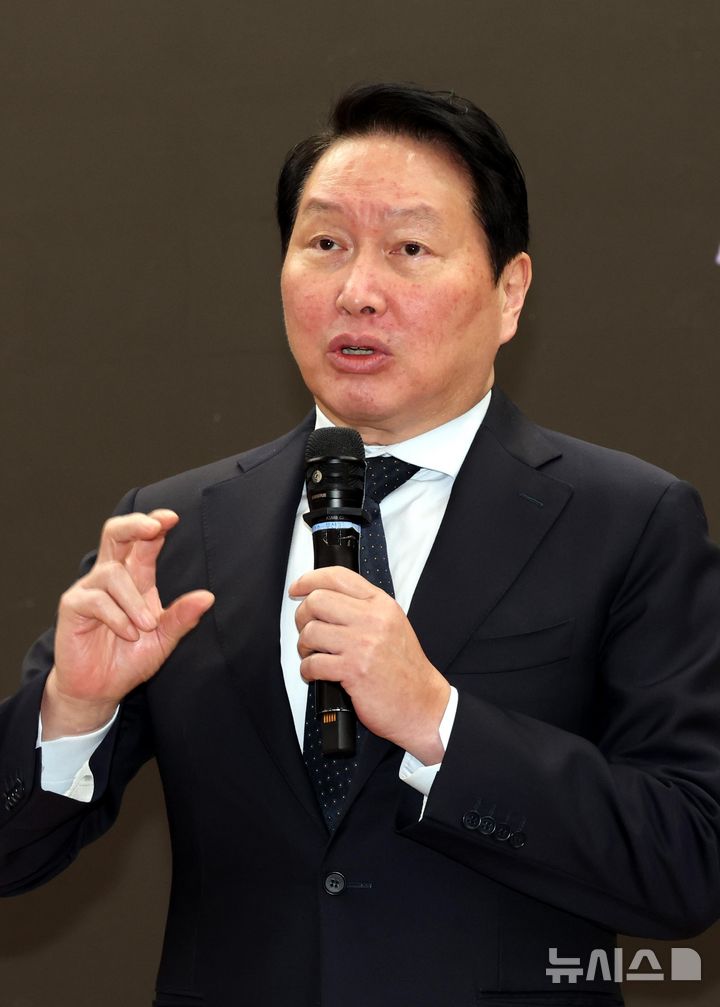 [서울=뉴시스] 조성봉 기자 = 최태원 대한상공회의소 회장이 28일 오전 서울 여의도 국회 의원회관 소회의실에서 열린 미·중 AI 기술 패권 경쟁 속 대한민국 성장전략 세미나에서 강연을 하고 있다. 2026.04.28. suncho21@newsis.com 