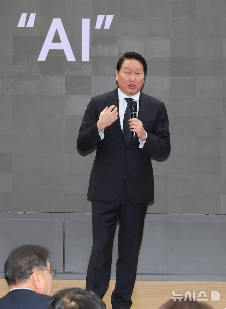 [서울=뉴시스] 조성봉 기자 = 최태원 대한상공회의소 회장이 28일 오전 서울 여의도 국회 의원회관 소회의실에서 열린 미·중 AI 기술 패권 경쟁 속 대한민국 성장전략 세미나에서 강연을 하고 있다. 2026.04.28. suncho21@newsis.com 