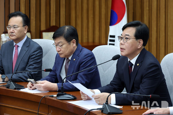 [서울=뉴시스] 고승민 기자 = 송언석 국민의힘 원내대표가 28일 서울 여의도 국회에서 열린 원내대책회의에서 발언하고 있다. 2026.04.28. kkssmm99@newsis.com