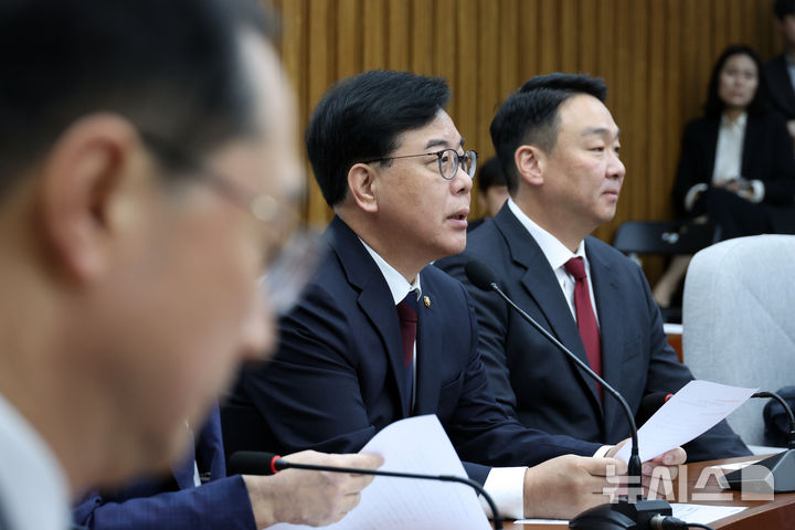 [서울=뉴시스] 고승민 기자 = 송언석 국민의힘 원내대표가 28일 서울 여의도 국회에서 열린 원내대책회의에서 발언하고 있다. 2026.04.28. kkssmm99@newsis.com