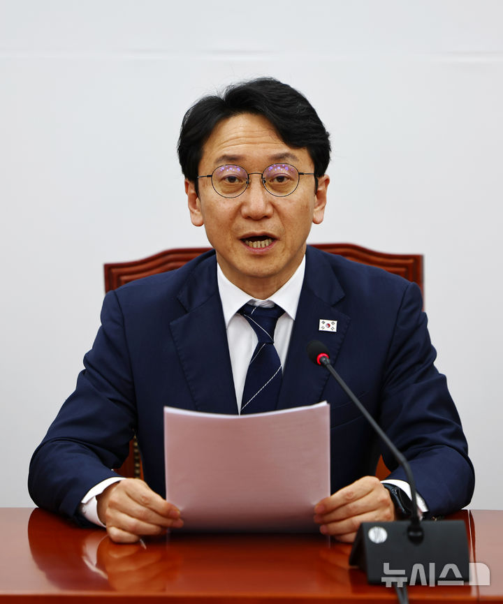 [서울=뉴시스] 김명년 기자 = 천준호 더불어민주당 원내대표 직무대행이 28일 오전 서울 여의도 국회에서 열린 원내대책회의에서 발언하고 있다. 2026.04.28. kmn@newsis.com