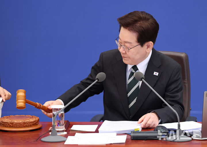 [서울=뉴시스] 고범준 기자 = 이재명 대통령이 28일 청와대에서 열린 국무회의 겸 비상경제점검회의에서 의사봉을 두드리며 개회 선언을 하고 있다. (청와대통신사진기자단) 2026.04.28. bjko@newsis.com