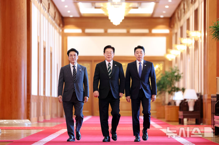 [서울=뉴시스] 고범준 기자 = 이재명 대통령이 28일 청와대에서 열린 국무회의 겸 비상경제점검회의에서 김민석 국무총리, 강훈식 비서실장과 함께 입장하고 있다. (청와대통신사진기자단) 2026.04.28. bjko@newsis.com