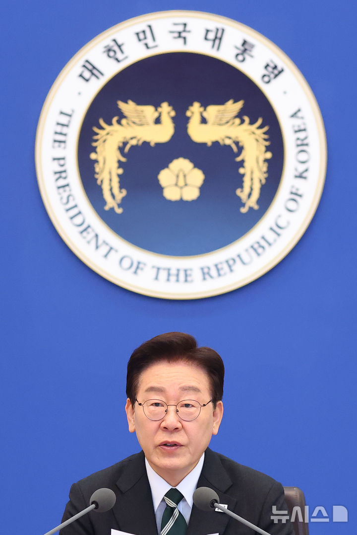 [서울=뉴시스] 고범준 기자 = 이재명 대통령이 28일 청와대에서 열린 국무회의 겸 비상경제점검회의에서 발언하고 있다. (청와대통신사진기자단) 2026.04.28. bjko@newsis.com