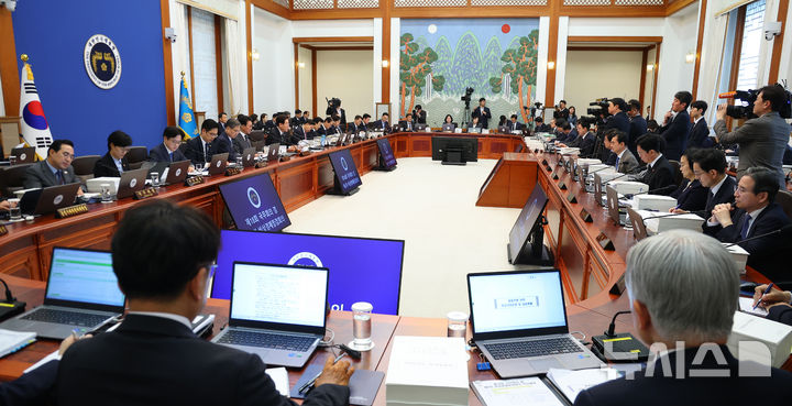 [서울=뉴시스] 고범준 기자 = 이재명 대통령이 28일 청와대에서 열린 국무회의 겸 비상경제점검회의에서 발언하고 있다. (청와대통신사진기자단) 2026.04.28. bjko@newsis.com