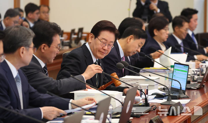 [서울=뉴시스] 고범준 기자 = 이재명 대통령이 28일 청와대에서 열린 국무회의 겸 비상경제점검회의에서 의사봉을 두드리고 있다. (청와대통신사진기자단) 2026.04.28. bjko@newsis.com