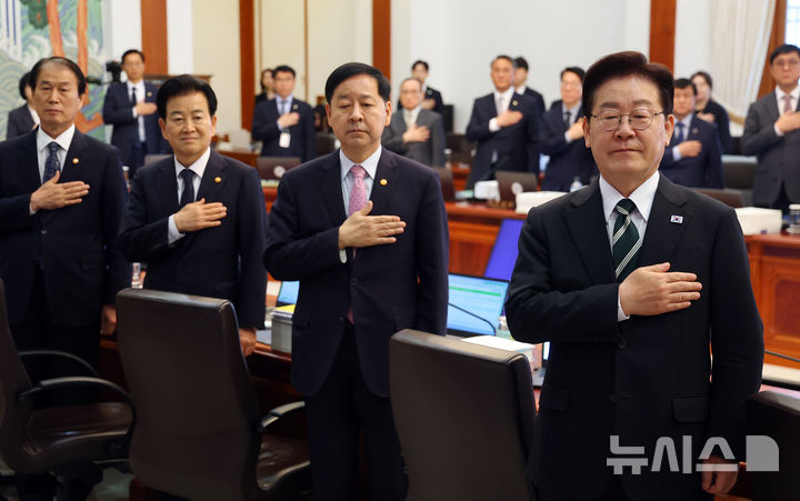 [서울=뉴시스] 고범준 기자 = 이재명 대통령이 28일 청와대에서 열린 국무회의 겸 비상경제점검회의에서 국민의례를 하고 있다. (청와대통신사진기자단) 2026.04.28. bjko@newsis.com