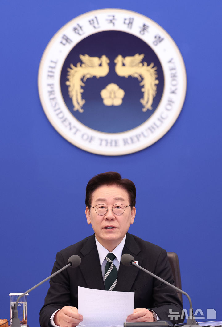 [서울=뉴시스] 고범준 기자 = 이재명 대통령이 28일 청와대에서 열린 국무회의 겸 비상경제점검회의에서 발언하고 있다. (청와대통신사진기자단) 2026.04.28. bjko@newsis.com