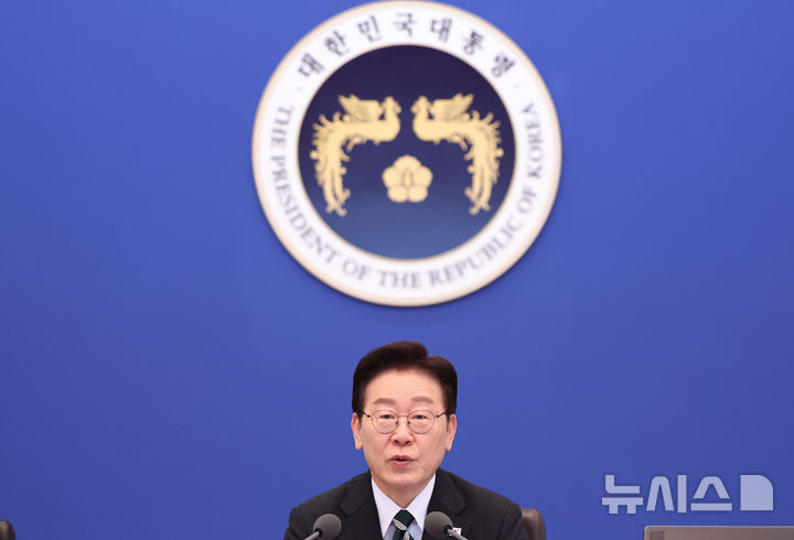 [서울=뉴시스] 고범준 기자 = 이재명 대통령이 28일 청와대에서 열린 국무회의 겸 비상경제점검회의에서 발언하고 있다. (청와대통신사진기자단) 2026.04.28. bjko@newsis.com