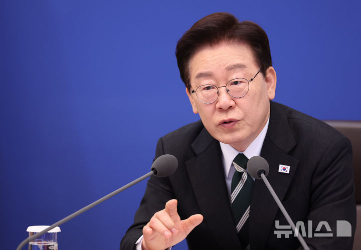 [서울=뉴시스] 고범준 기자 = 이재명 대통령이 28일 청와대에서 열린 국무회의 겸 비상경제점검회의에서 발언하고 있다. (청와대통신사진기자단) 2026.04.28. bjko@newsis.com