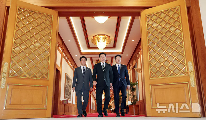 [서울=뉴시스] 고범준 기자 = 이재명 대통령이 28일 청와대에서 열린 국무회의 겸 비상경제점검회의에서 김민석 국무총리, 강훈식 비서실장과 함께 입장하고 있다. (청와대통신사진기자단) 2026.04.28. bjko@newsis.com