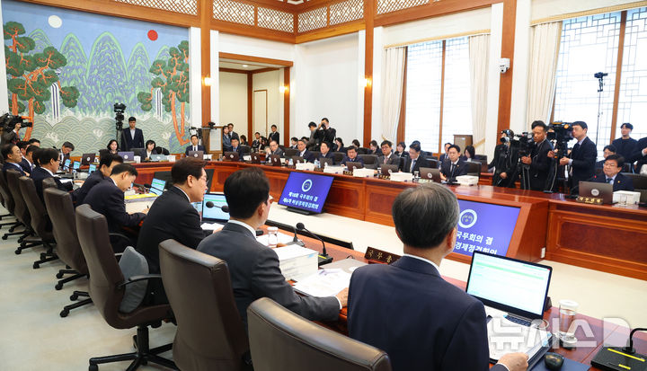 [서울=뉴시스] 고범준 기자 = 이재명 대통령이 28일 청와대에서 열린 국무회의 겸 비상경제점검회의에서 발언하고 있다. (청와대통신사진기자단) 2026.04.28. bjko@newsis.com