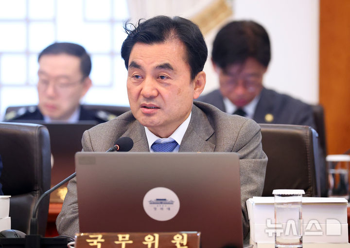 [서울=뉴시스] 고범준 기자 = 안규백 국방부 장관이 지난달 28일 청와대에서 열린 국무회의 겸 비상경제점검회의에서 발언하고 있다. (청와대통신사진기자단) 2026.05.09. bjko@newsis.com