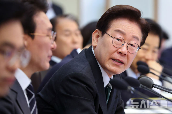 [서울=뉴시스] 고범준 기자 = 이재명 대통령이 28일 청와대에서 열린 국무회의 겸 비상경제점검회의에서 발언하고 있다. (청와대통신사진기자단) 2026.04.28. bjko@newsis.com