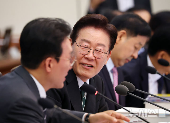 [서울=뉴시스] 고범준 기자 = 이재명 대통령이 28일 청와대에서 열린 국무회의 겸 비상경제점검회의에서 발언하고 있다. (청와대통신사진기자단) 2026.04.28. bjko@newsis.com