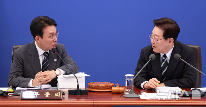 [서울=뉴시스] 고범준 기자 = 이재명 대통령과 김민석 국무총리가 28일 청와대에서 열린 국무회의 겸 비상경제점검회의에서 대화하고 있다. (청와대통신사진기자단) 2026.04.28. bjko@newsis.com