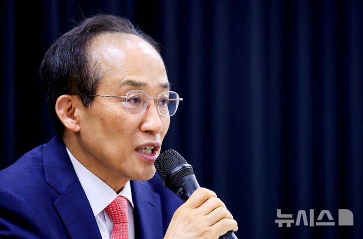 [대구=뉴시스] 이무열 기자 = 추경호 국민의힘 대구시장 예비후보가 28일 오전 대구 중구 2·28민주운동기념회관에서 열린 2·28 정책 간담회에서 발언하고 있다. 2026.04.28. lmy@newsis.com