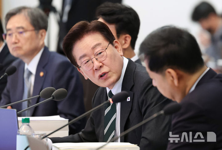 [서울=뉴시스] 고범준 기자 = 이재명 대통령이 28일 청와대에서 열린 국무회의 겸 비상경제점검회의에서 발언하고 있다. (청와대통신사진기자단) 2026.04.28. bjko@newsis.com