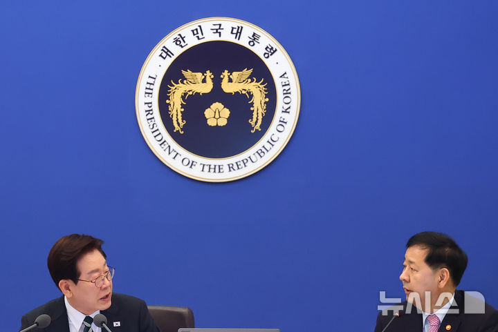 [서울=뉴시스] 고범준 기자 = 사진은 이재명 대통령이 지난달 28일 청와대에서 열린 국무회의 겸 비상경제점검회의에서 발언하고 있는 모습. 오른쪽은 구윤철 경제부총리 겸 재정경제부 장관. (청와대통신사진기자단) 2026.04.28. bjko@newsis.com