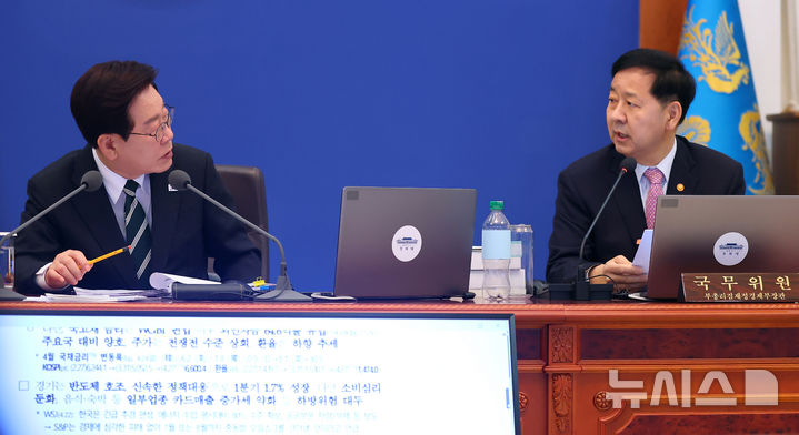 [서울=뉴시스] 고범준 기자 = 이재명 대통령이 28일 청와대에서 열린 국무회의 겸 비상경제점검회의에서 발언하고 있다. 오른쪽은 구윤철 부총리 겸 재정경제부 장관. (청와대통신사진기자단) 2026.04.28. bjko@newsis.com