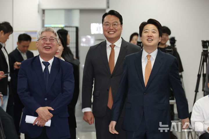 [서울=뉴시스] 고승민 기자 = 조응천 전 의원이 28일 서울 여의도 국회 소통관에서 경기도지사 출마 기자회견을 하기 전 이준석 개혁신당 대표와 웃고 있다. 2026.04.28. kkssmm99@newsis.com