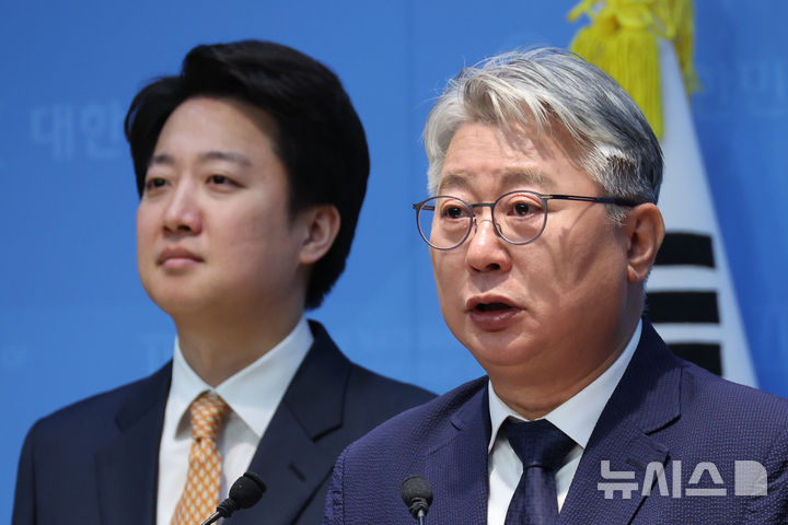 [서울=뉴시스] 고승민 기자 = 조응천 전 의원이 28일 서울 여의도 국회 소통관에서 경기도지사 출마 기자회견을 하고 있다. 2026.04.28. kkssmm99@newsis.com