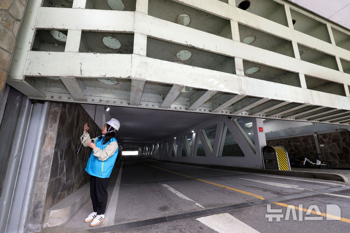 [서울=뉴시스] 홍효식 기자 = 28일 서울 강남구 신사나들목에서 강남구 및 서울시 미래한강본부 관계자들이 여름철 극한 호우와 수해 예방을 위한 한강 육갑문 개폐 실전 훈련을 하고 있다.강남구는 실제 홍수 상황을 가정한 현장 훈련을 통해 수방시설 작동 상태와 대응 체계를 미리 점검해, 여름철 재난에 빈틈없이 대비하겠다는 취지라고 밝혔다. 육갑문은 한강 수위가 높아질 때 하천수가 도심으로 유입되는 것을 막는 중요 수방시설로, 평소에는 시민들이 한강공원으로 오가는 통로로 이용된다. 2026.04.28. yesphoto@newsis.com