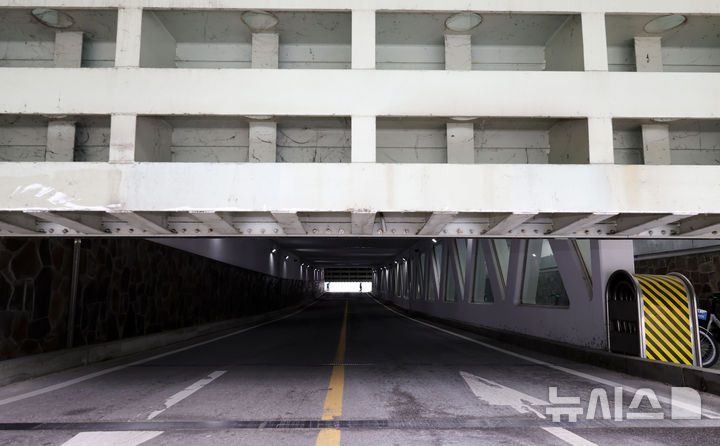 [서울=뉴시스] 홍효식 기자 = 28일 서울 강남구 신사나들목에서 강남구 및 서울시 미래한강본부 관계자들이 여름철 극한 호우와 수해 예방을 위한 한강 육갑문 개폐 실전 훈련을 하고 있다.강남구는 실제 홍수 상황을 가정한 현장 훈련을 통해 수방시설 작동 상태와 대응 체계를 미리 점검해, 여름철 재난에 빈틈없이 대비하겠다는 취지라고 밝혔다. 육갑문은 한강 수위가 높아질 때 하천수가 도심으로 유입되는 것을 막는 중요 수방시설로, 평소에는 시민들이 한강공원으로 오가는 통로로 이용된다. 2026.04.28. yesphoto@newsis.com