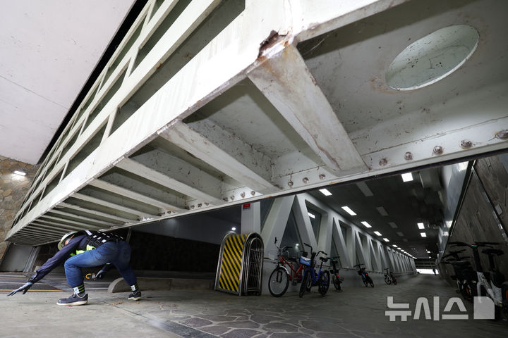 [서울=뉴시스] 홍효식 기자 = 28일 서울 강남구 신사나들목에서 강남구 및 서울시 미래한강본부 관계자들이 여름철 극한 호우와 수해 예방을 위한 한강 육갑문 개폐 실전 훈련을 하고 있다.강남구는 실제 홍수 상황을 가정한 현장 훈련을 통해 수방시설 작동 상태와 대응 체계를 미리 점검해, 여름철 재난에 빈틈없이 대비하겠다는 취지라고 밝혔다. 육갑문은 한강 수위가 높아질 때 하천수가 도심으로 유입되는 것을 막는 중요 수방시설로, 평소에는 시민들이 한강공원으로 오가는 통로로 이용된다. 2026.04.28. yesphoto@newsis.com