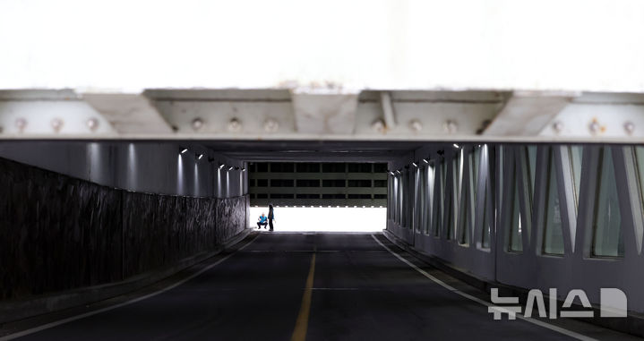 [서울=뉴시스] 홍효식 기자 = 28일 서울 강남구 신사나들목에서 강남구 및 서울시 미래한강본부 관계자들이 여름철 극한 호우와 수해 예방을 위한 한강 육갑문 개폐 실전 훈련을 하고 있다.강남구는 실제 홍수 상황을 가정한 현장 훈련을 통해 수방시설 작동 상태와 대응 체계를 미리 점검해, 여름철 재난에 빈틈없이 대비하겠다는 취지라고 밝혔다. 육갑문은 한강 수위가 높아질 때 하천수가 도심으로 유입되는 것을 막는 중요 수방시설로, 평소에는 시민들이 한강공원으로 오가는 통로로 이용된다. 2026.04.28. yesphoto@newsis.com