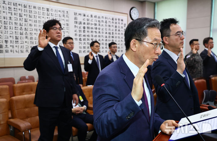 [서울=뉴시스] 김명년 기자 = 정성호 법무부 장관이 28일 오전 서울 여의도 국회에서 열린 윤석열정권정치검찰조작기소의혹사건진상규명국정조사특별위원회 전체회의에서 김성태 쌍방울 전 회장을 뒤로 하고 증인 선서를 하고 있다. 2026.04.28. kmn@newsis.com