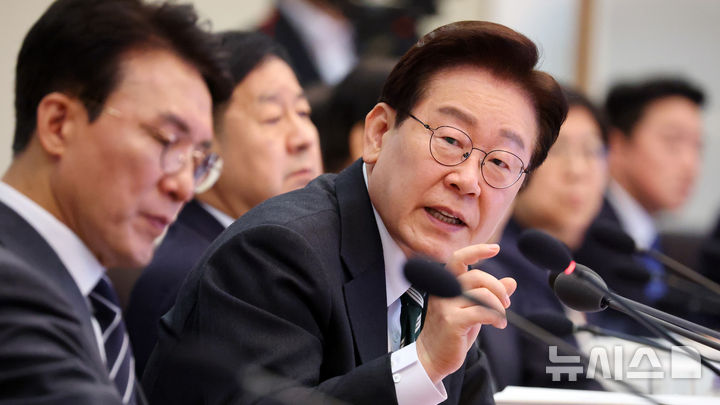 [서울=뉴시스] 고범준 기자 = 이재명 대통령이 28일 청와대에서 열린 국무회의 겸 비상경제점검회의에서 발언하고 있다. (청와대통신사진기자단) 2026.04.28. bjko@newsis.com