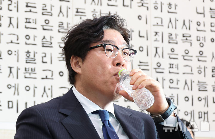 [서울=뉴시스] 김금보 기자 = 김성태 전 쌍방울 회장이 28일 오전 서울 여의도 국회에서 열린 '윤석열정권정치검찰조작기소의혹사건진상규명국정조사특별위원회' 청문회에서 물을 마시고 있다. 2026.04.28. kgb@newsis.com