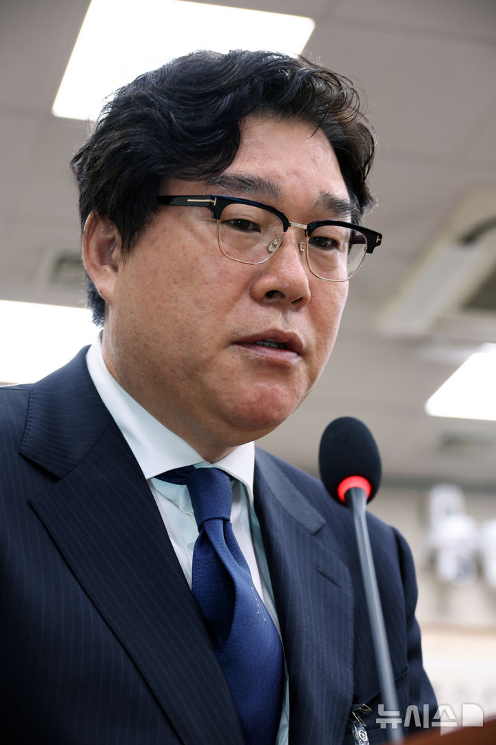 [서울=뉴시스] 김금보 기자 = 김성태 전 쌍방울 회장이 28일 오전 서울 여의도 국회에서 열린 윤석열정권정치검찰조작기소의혹사건진상규명국정조사특별위원회 전체회의에서 의원 질의에 답변하고 있다. 2026.04.28. kgb@newsis.com