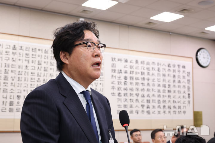 [서울=뉴시스] 김금보 기자 = 김성태 전 쌍방울 회장이 28일 오전 서울 여의도 국회에서 열린 윤석열정권정치검찰조작기소의혹사건진상규명국정조사특별위원회 전체회의에서 의원 질의에 답변하고 있다. 2026.04.28. kgb@newsis.com