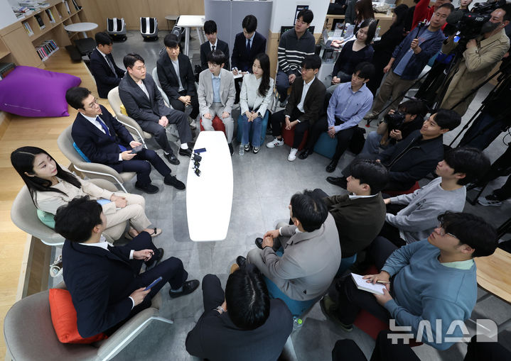 [서울=뉴시스] 최진석 기자 = 정원오 더불어민주당 서울시장 후보가 28일 서울 동대문구 경희대 캠퍼스타운 삼의원창업센터 누리터에서 열린 정원오의 찾아가는 간담회 : 청년기업가 및 예비창업자 편에서 발언하고 있다. 2026.04.28. myjs@newsis.com